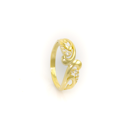 Ozdobný zlatý prsten s bílými kameny